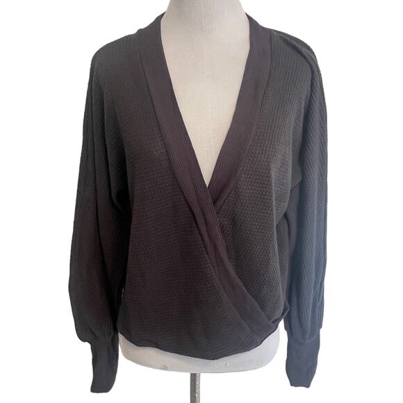 Evereve Delia Waffle Knit Surplice Top Womens Small Gray Athleisure Pullover - Picture 2 of 11